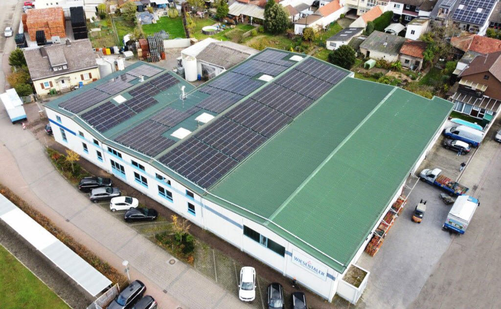 Neue Photovoltaikdachanlage auf dem Produktionsgebäude der Wiesentaler Mineralbrunnen GmbH