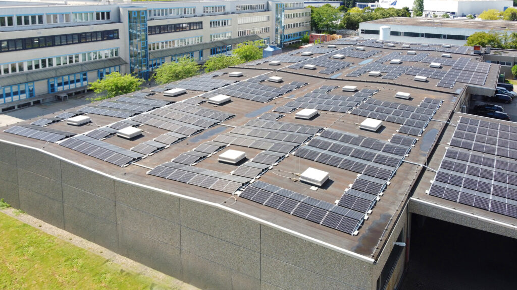 Bild 1: Photovoltaik-Dachanlage auf der ehemaligen Firmenzentrale der Aluplast GmbH in Ettlingen