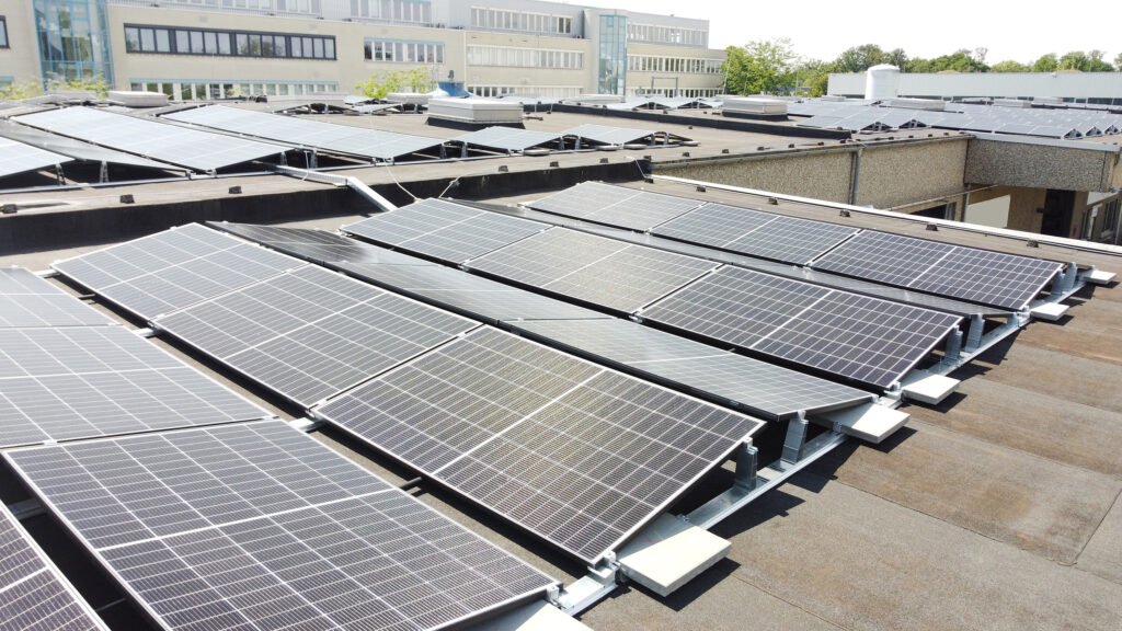 Bild 1: Photovoltaik-Dachanlage auf der ehemaligen Firmenzentrale der Aluplast GmbH in Ettlingen