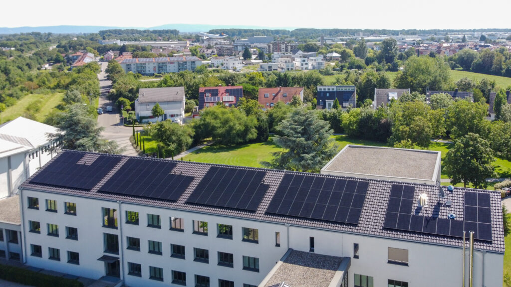 Neue Photovoltaikanlage auf dem Dach des bischöflichen Priesterseminars in Speyer