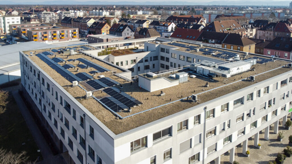 Bild 1: PV-Anlage auf dem Dach des Caritas Zentrums St. Franziskus in Mannheim