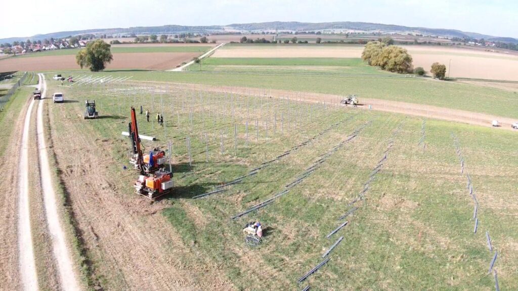 Luftaufnahme der Rammarbeiten für die Unterkonstruktion des Solarparks Parensen
