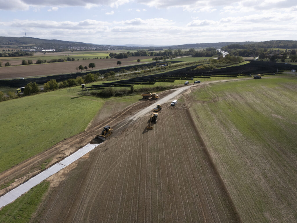 Luftaufnahme der Bauarbeiten am Solarpark Parensen mit Photovoltaikanlagen